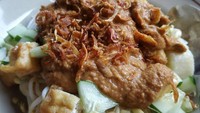 Terletak di Taman Makan Pola Bugar, Kedoya, Jakarta Barat, ketoprak ini memang sudah terkenal di kalangan pencinta kuliner malam. Sepiring Ketoprak Pak Moktar seharga Rp18 ribu - Rp25 ribu ini punya tahu yang super garing yang membuatnya berbeda dengan ketoprak biasa yang banyak ditemui. Foto: Istimewa