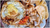 Ketoprak Cobek Pak Yono menggunakan campuran kacang tuban dan kacang mete untuk bumbunya sehingga lebih legit dan gurih dibandingkan dengan ketoprak lainnya. Berlokasi di Jalan Karang Tengah Raya No.37, Lebak Bulus, ketoprak di sini sangat komplet dengan tambahan telur. Buka mulai pukul 09.30 hingga 18.00 harga seporsi ketopraknya dibanderol mulai dari Rp20 ribu hingga Rp30 ribu. Foto: Istimewa