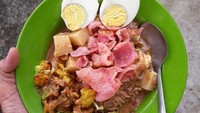 Ketoprak Mas Nanang ini diakui sebagai ketoprak asli Cirebon yang komplet dengan berbagai tambahan telur. Berlokasi di Jalan Raya Cilangkap, Jakarta Timur,  seporsi ketoprak yang dijual seharga Rp12 ribu ini bahkan melayani pelanggannya hingga pukul 02.00 pagi. Foto: Istimewa