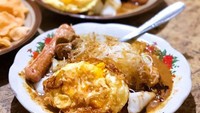 Berlokasi di Jalan Kebon Sirih Barat 1 No.31-37, Jakarta Pusat, ketoprak ini seringkali menjadi pilihan bagi pekerja sekitar yang ingin makan malam. Buka mulai pukul 18.00 hingga 23.00 seporsi ketoprak yang dibanderol mulai dari Rp18 ribu ini selalu dipadati pengunjungnya yang tak pernah sepi. Foto: Istimewa
