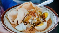 Punya rasa yang lezat dengan ukuran porsi yang jumbo membuat Ketoprak Cirebon Mas Bana selalu dipenuhi saat jam makan malam. Buka mulai pukul 17.00 hingga 23.00, jangan datang terlalu malam jika tak ingin kehabisan ketoprak lezat yang dibanderol mulai dari Rp15 ribu aja. Foto: Istimewa