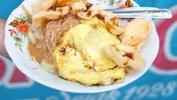 Buka pada pagi dan malam hari, Ketoprak Flamboyan sangat cocok untuk menjadi destinasi sarapan maupun makan malam. Berlokasi di Jalan Flamboyan No.2A, Jakarta Selatan, ketoprak yang dibanderol mulai dari Rp18 ribu per porsi ini selalu memiliki antrean yang panjang sehingga harus bersabar saat memesannya. Foto: Istimewa