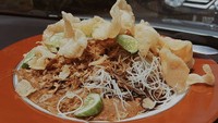 Di kawasan Jalan Pluit Karang Molek, ada juga ketoprak yang kelezatannya terkenal bernama Ketoprak Blok 1 Muara Karang. Punya rasa bumbu kacang yang super gurih, ketoprak di sini juga disajikan dalam porsi jumbo dengan harga murah yakni hanya Rp15 ribu saja. Foto: Istimewa