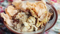 Punya porsi yang jumbo serta rasa yang lezat membuat Ketoprak Cirebon Petogogan ini menjadi langganan banyak orang sejak puluhan tahun silam. Melayani pelanggannya mulai pukul 10.00 hingga 23.00 harga seporsi ketoprak yang menggunung di sini dibanderol mulai dari Rp18 ribu saja. Foto: Istimewa