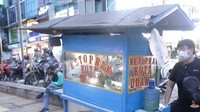 Ketoprak Kota Udang Cirebon Mas Kas menawarkan racikan khas. Berlokasi di Jalan Kembang Abadi Utama, Jakarta Barat bumbu kacang ketoprak ini cenderung lebih kental dan komplet dengan berbagai topping telur. Buka mulai pukul 09.00 hingga 16.00, seporsi ketopraknya dibanderol mulai dari Rp14 ribu. Foto: Istimewa