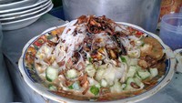 Buka mulai pagi hari pukul 05.30 Ketoprak Betawi Bang Fadil seringkali menjadi pilihan sarapan para pegawai di kawasan Sudirman. Punya rasa yang gurih lezat serta porsi yang tidak pelit seporsi ketoprak di sini hanya dibanderol mulai dari Rp17 ribu saja. Foto: Istimewa