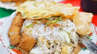 Berbeda dengan ketoprak lainnya, Ketoprak Puri Kusti dilengkapi dengan tambahan risol yang renyah. Berlokasi di Jalan Kembang Abadi Utama No.1, Jakarta Barat ketoprak ini dibanderol mulai dari Rp28 ribu untuk satu porsi komplet. Foto: Istimewa