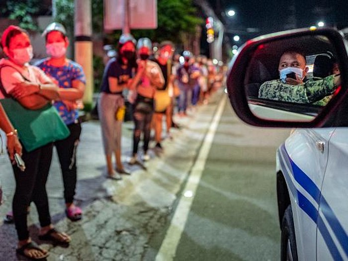 Warga Filipina rela antre hingga malam demi vaksin COVID-19. Antrean itu terjadi usai ada isu yang sebut penduduk yang tak vaksin akan kehilangan bantuan tunai.
