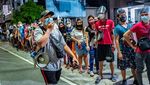Diancam Duterte, Warga Filipina Rela Antre Vaksin Hingga Larut Malam