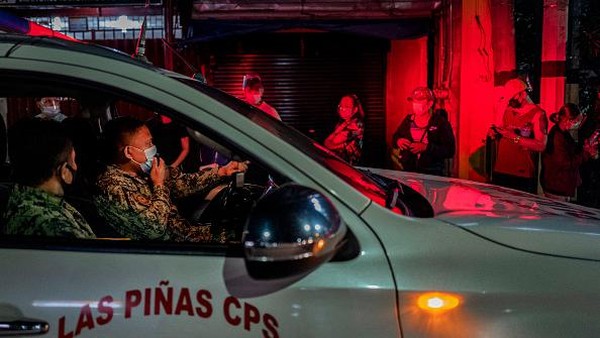 Diancam Duterte, Warga Filipina Rela Antre Vaksin Hingga Larut Malam