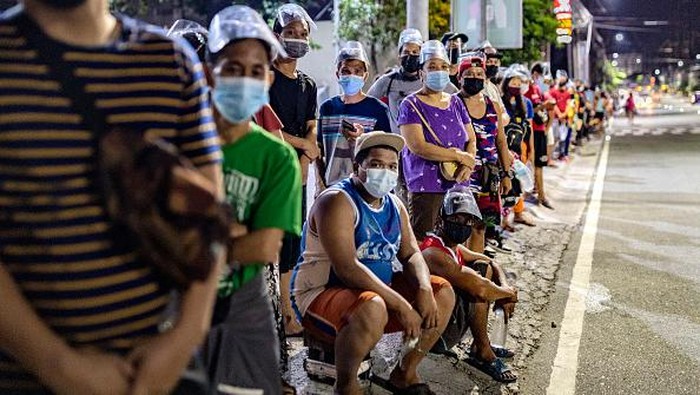 Warga Filipina rela antre hingga malam demi vaksin COVID-19. Antrean itu terjadi usai ada isu yang sebut penduduk yang tak vaksin akan kehilangan bantuan tunai.