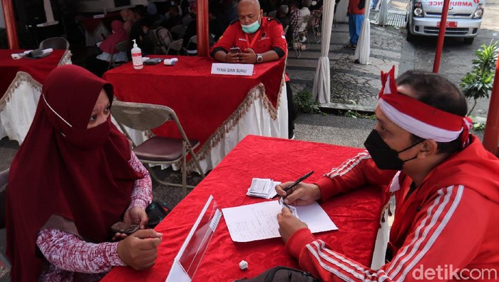 Percepatan vaksinasi COVID-19 di Jawa Barat terus dilakukan. Seluruh pihak bahu membahu gelar vaksinasi COVID-19 untuk menanggulangi pandemi virus Corona.