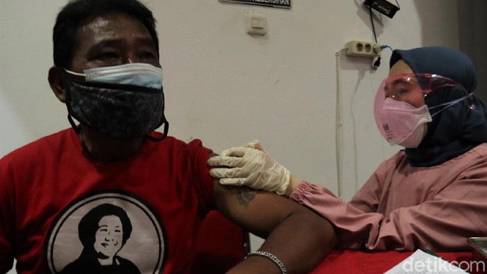 Percepatan vaksinasi COVID-19 di Jawa Barat terus dilakukan. Seluruh pihak bahu membahu gelar vaksinasi COVID-19 untuk menanggulangi pandemi virus Corona.