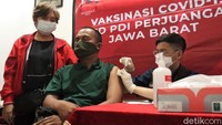 Percepatan vaksinasi COVID-19 di Jawa Barat terus dilakukan. Seperti di Kota Bandung angka vaksinasi COVID-19 hampir mencapai 1 juta.  