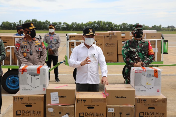Gubernur Kalteng Saat Menerima Bantuan Oksigen