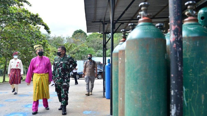 Gubernur Riau Syamsuar saat mengecek stok oksigen medis (Raja-detikcom)
