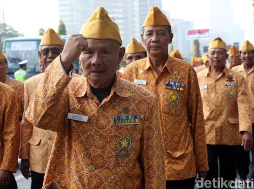 Legiun Veteran RI LVRI dan sejumlah ormas melakukan gerak jalan dari Musium Satria Mandala menuju JCC, Jalan Gatot Subroto, Jakarta Selatan, 1182015. Kegiatan tersebut dalam rangka memperingati HUT Veteran. Acara ini diikuti oleh lima ribuan veteran serta