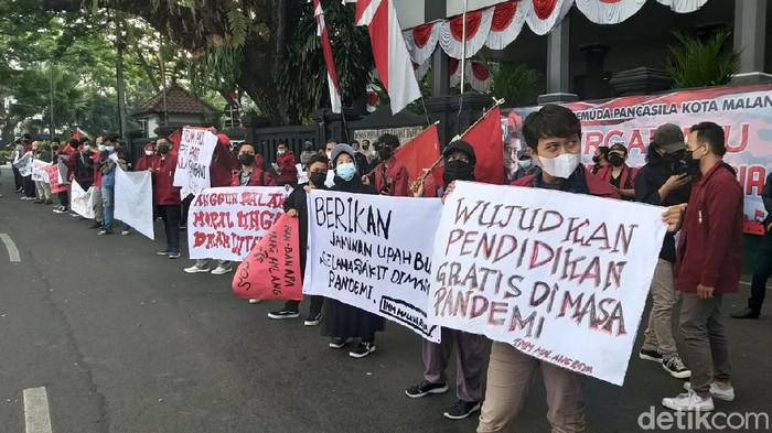 Ikatan Mahasiswa Muhammadiyah (IMM) Malang Raya turun ke jalan. Mereka mengkritik kebijakan pemerintah dalam menangani pandemi COVID-19.
