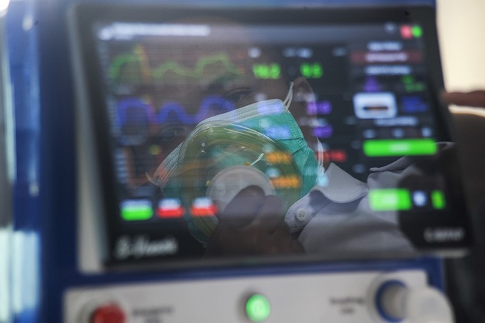 INOVASI VENTILATOR SIVENESIA Peneliti Pusat Penelitian Elektronika dan Telekomunikasi (P2ET) Lembaga Ilmu Pengetahuan Indonesia (LIPI) Eko Joni Pristianto menguji coba ventilator Smart Innovated Ventilator Indonesia (Sivenesia) di Kantor LIPI, Cisitu, Bandung, Jawa Barat, Senin (9/8/2021). Ventilator dengan menggunakan sistem android dan memiliki mode CPAP-BPAP tersebut dapat beroperasi selama empat hingga enam jam tanpa listrik dan akan diproduksi massal usai menjalani uji klinis di RSHS serta mendapatkan ijin edar dari Kementerian Kesehatan guna membantu menanggulangi pandemi COVID-19. ANTARA FOTO/Raisan Al Farisi/rwa,