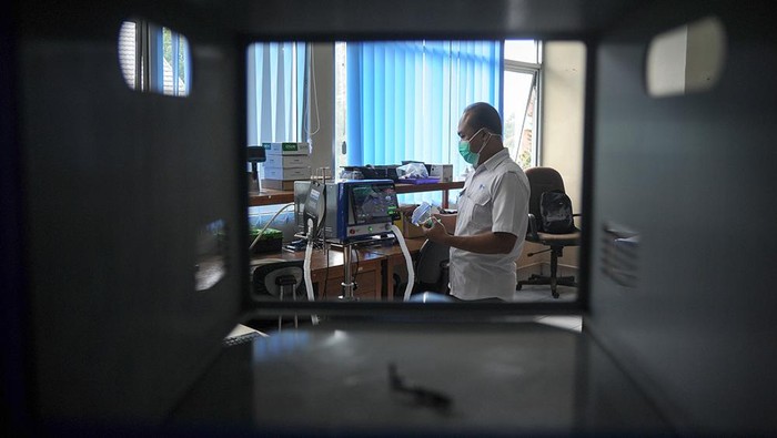 Peneliti Pusat Penelitian Elektronika dan Telekomunikasi (P2ET) Lembaga Ilmu Pengetahuan Indonesia (LIPI) Eko Joni Pristianto menguji coba ventilator Smart Innovated Ventilator Indonesia (Sivenesia) di Kantor LIPI, Cisitu, Bandung, Jawa Barat, Senin (9/8/2021). Ventilator dengan menggunakan sistem android dan memiliki mode CPAP-BPAP tersebut dapat beroperasi selama empat hingga enam jam tanpa listrik dan akan diproduksi massal usai menjalani uji klinis di RSHS serta mendapatkan ijin edar dari Kementerian Kesehatan guna membantu menanggulangi pandemi COVID-19. ANTARA FOTO/Raisan Al Farisi/rwa,