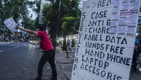 Kondisi sulit juga membuat sejumlah pedagang turun ke jalan menjajakan usaha mereka. Salah satunya terlihat saat sejumlah pedagang yang membuka toko di Mal Bandung Electronic Center tersebut terpaksa menggunakan bahu jalan dalam berjualan dan melayani perbaikan gawai dan laptop pelanggan akibat belum adanya lapak pengganti selama mal dan pusat perbelanjaan ditutup di masa PPKM. ANTARA FOTO/Novrian Arbi.