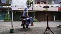 Guna membuat roda perekonomian tetap berputar pun pemerintah diketahui akan memberikan insentif berupa pembebasan Pajak Pertambahan Nilai (PPN) atas jasa sewa kios, gerai dan toko di pusat perbelanjaan selama Juni-Agustus 2021 untuk membantu dunia usaha yang terdampak penyesuaian aturan Pemberlakuan Pembatasan Kegiatan Masyarakat (PPKM) level 4. ANTARA FOTO/Galih Pradipta.
