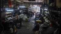 Melihat kondisi sulit yang tengah dialami sebagian masyarakat Indonesia ini, Evaluasi PPKM level 4 yang akan berakhir hari ini pun diharapkan dapat memberikan asa bagi para pengusaha dan pedagang untuk kembali bangkit setelahnya sebelumnya jatuh bangun menghadapi pandemi dan pemberlakuan PPKM level 4. ANTARA FOTO/M Risyal Hidayat.