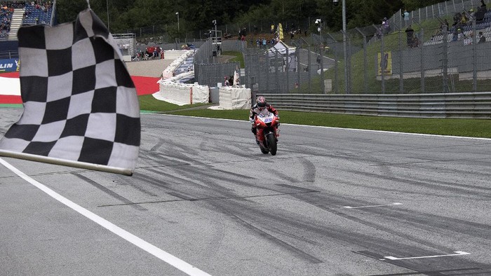 SPIELBERG, AUSTRIA - AUGUST 08: Jorge Martin of Spain and Pramac Racing cuts the finish lane and celebrates the victory at the end of the MotoGP race during the MotoGP of Styria - Race at Red Bull Ring on August 08, 2021 in Spielberg, Austria. (Photo by Mirco Lazzari gp/Getty Images)