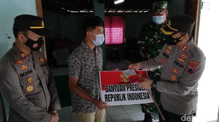 Kapolres Sukoharjo menyerahkan bantuan Jokowi kepada Ageng Nugroho