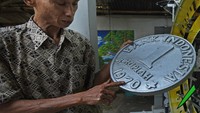 Perajin yang juga berprofesi sebagai pengepul barang bekas memanfaatkan sebagian limbah logam dan plastik yang terkumpul untuk membuat sejumlah kreasi.