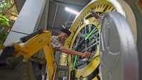 Perajin menunjukkan sejumlah kreasinya yang terbuat dari barang bekas di Kampung Sukawana, Serang, Banten, Senin (9/8/2021).