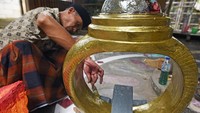 Perajin mengecat replika cincin kalimaya ukuran raksasa yang terbuat dari barang bekas di Kampung Sukawana, Serang, Banten, Senin (9/8/2021).