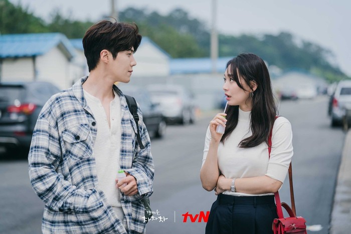 Kim Seon Ho dan Shin Min Ah dalam drama Korea Hometown Cha Cha Cha