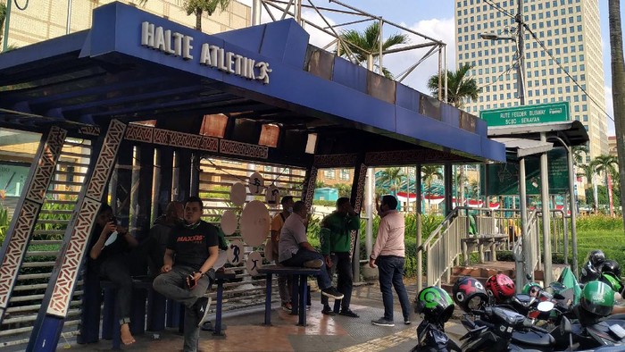 Halte bus Atletik di Jl Asia Afrika, Senayan Jakarta Pusat usang dan tidak terawat. Halte itu bahkan ini dijadikan tempat mangkal ojek online.