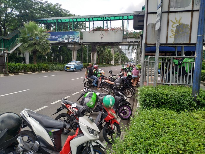 Halte bus Atletik di Jl Asia Afrika, Senayan Jakarta Pusat usang dan tidak terawat. Halte itu bahkan ini dijadikan tempat mangkal ojek online.