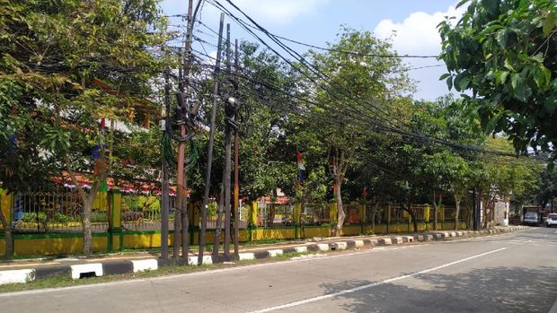Kondisi Jl Duren Bangka Jaksel usai tidak ada lagi truk-truk yang parkir di bahu jalan.
