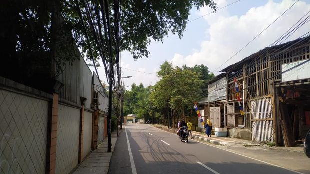 Kondisi Jl Duren Bangka Jaksel usai tidak ada lagi truk-truk yang parkir di bahu jalan.
