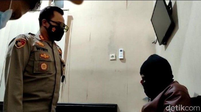 Mantan Kepala Desa Worawari, Kecamatan Kebonagung, Pacitan, Wasito (53) tengah menjalani proses hukum. Ia kini menjadi tersangka dalam kasus dugaan korupsi.