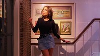 Ceritanya, bulan Januari 2020 lalu Taskin liburan ke Belanda dan berkunjung ke Museum Seks Amsterdam. Di dalam, dia berfoto-foto dan memamerkan souvenir sex toys yang dibelinya. Tak disangka, oleh pengadilan Turki hal itu dianggap sebagai menyebarkan konten pronografi. (Instagram/Merve Taskin)