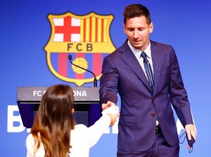 Reaksi Sigap Antonella Rocuzzo Saat Lionel Messi Nangis Tinggalkan Barcelona