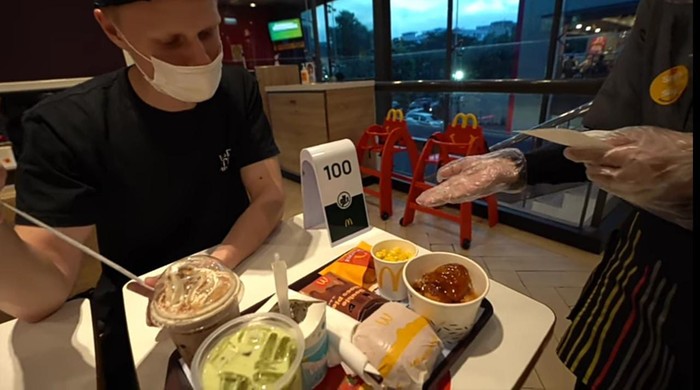 Cicip Menu McDonalds di Indonesia, Bule Jerman Ini Terpesona Rasanya