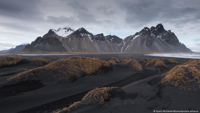 Mengubah Karbondioksida Menjadi Batu di Islandia
