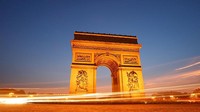 Bangunan ikonik lain yang juga kerap dikunjungi wisatawan saat plesiran ke Paris adalah Arc de Triomphe. Bangunan yang didirikan pada tahun 1806 itu diresmikan pada tahun 1836 oleh Louis Philippe I yang pada saat itu memimpin Prancis. Meski diresmikan oleh Raja Louis Philippe I, bangunan itu didirikan atas perintah Napoleon. Diketahui, di bawah bangunan Arc de Triomphe terdapat makam yang menjadi simbol gugurnya 1,4 juta prajurit Prancis dalam Perang Dunia I. Mike Hewitt/Getty Images.