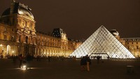 Bagi penikmat novel dan film Da Vinci Code, museum ini pasti sudah tak asing lagi. Di museum ini sejumlah karya monumental dan legendaris para seniman dunia masa lampau tersimpan, mulai dari Mona Lisa karya Leonardo Da Vinci hingga Dying Slave karya Michelangelo. Bangunan museum ini sebelumnya digunakan sebagai benteng pada abad ke-12. Seiring berjalannya waktu, pada masa kepemimpinan Raja France I, sebagian besar benteng dirobohkan dan dibangun Istana Louvre pada tahun 1546. Louvre pun kemudian menjadi tempat tinggal raja dan juga penjara. Kini, bangunan bersejarah itu digunakan sebagai museum. Pascal Le Segretain/Getty Images.