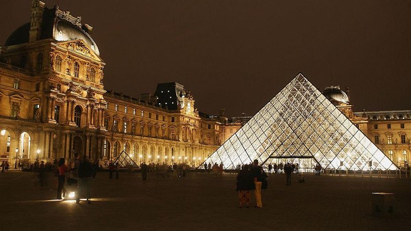 Bagi penikmat novel dan film Da Vinci Code, museum ini pasti sudah tak asing lagi. Di museum ini sejumlah karya monumental dan legendaris para seniman dunia masa lampau tersimpan, mulai dari Mona Lisa karya Leonardo Da Vinci hingga Dying Slave karya Michelangelo. Bangunan museum ini sebelumnya digunakan sebagai benteng pada abad ke-12. Seiring berjalannya waktu, pada masa kepemimpinan Raja France I, sebagian besar benteng dirobohkan dan dibangun Istana Louvre pada tahun 1546. Louvre pun kemudian menjadi tempat tinggal raja dan juga penjara. Kini, bangunan bersejarah itu digunakan sebagai museum. Pascal Le Segretain/Getty Images. Bagi penikmat novel dan film Da Vinci Code, museum ini pasti sudah tak asing lagi. Di museum ini sejumlah karya monumental dan legendaris para seniman dunia masa lampau tersimpan, mulai dari Mona Lisa karya Leonardo Da Vinci hingga Dying Slave karya Michelangelo. Bangunan museum ini sebelumnya digunakan sebagai benteng pada abad ke-12. Seiring berjalannya waktu, pada masa kepemimpinan Raja France I, sebagian besar benteng dirobohkan dan dibangun Istana Louvre pada tahun 1546. Louvre pun kemudian menjadi tempat tinggal raja dan juga penjara. Kini, bangunan bersejarah itu digunakan sebagai museum. Pascal Le Segretain/Getty Images.