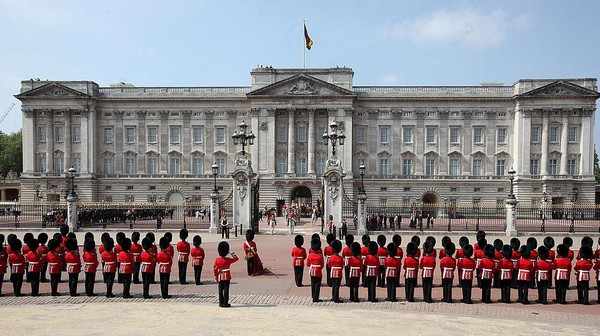 Tak cuma Paris, London juga punya beragam objek wisata menarik yang bisa jadi pertimbangan bagi Lionel Messi bila hendak merumput di Inggris. Salah satu bangunan ikonik dan objek wisata yang kerap dikunjungi traveler adalah Istana Buckingham yang merupakan kediaman resmi keluarga kerajaan Britania Raya. Selain itu, Istana Buckingham atau Buckingham Palace juga difungsikan sebagai pusat administrasi monarki Kerajaan Britania Raya lho. Dan Kitwood/Getty Images. Tak cuma Paris, London juga punya beragam objek wisata menarik yang bisa jadi pertimbangan bagi Lionel Messi bila hendak merumput di Inggris. Salah satu bangunan ikonik dan objek wisata yang kerap dikunjungi traveler adalah Istana Buckingham yang merupakan kediaman resmi keluarga kerajaan Britania Raya. Selain itu, Istana Buckingham atau Buckingham Palace juga difungsikan sebagai pusat administrasi monarki Kerajaan Britania Raya lho. Dan Kitwood/Getty Images.