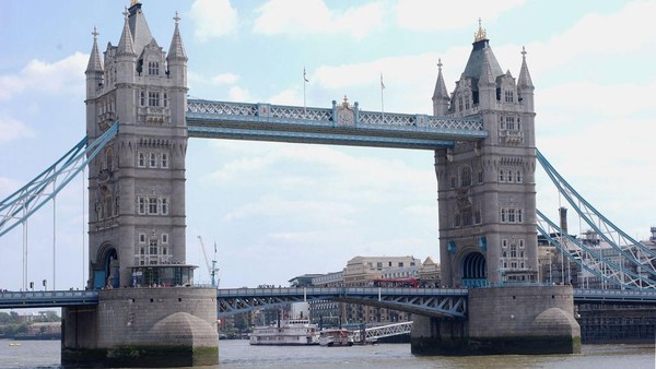 Selanjutnya ada Tower Bridge, jembatan yang membentang di atas Sungai Thames. Dibangun sekitar tahun 1886, Tower Bridge yang dirancang oleh arsitek Sir Horace Jones digunakan sebagai tempat penyebarangan baru sebagai alternatif dari London Bridge. Jembatan yang memiliki berat mencapai 1.000 ton ini dapat dibuka bagian tengahnya dengan menggunakan sistem hidrolik. Bangunan bersejarah yang memiliki panjang 244m dan tinggi 65m ini pun masuk dalam daftar Situs Warisan Dunia. Steve Finn/Getty Images.  