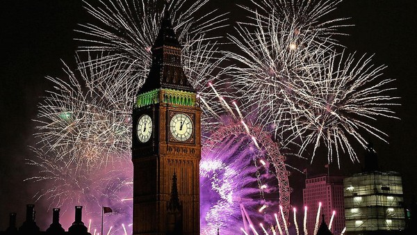 Bangunan ikonik lain di Kota London yang tak kalah populer adalah Big Ben. Jam raksasa ini diketahui selesai dibangun pada tahun 1859. Terkenal dengan keakuratannya, teknologi jam Big Ben ini dirancang oleh pembuat jam Edmund Beckett Denison dan astronom George Airy. Sementara itu, pembuatan jam diserahkan pada pakar pembuat jam Edward John Dent yang kemudian dilanjutkan putranya Frederic Dent. Pada 31 Mei 1859, jam raksasa yang memiliki tinggi 97 meter dan menjadi ikon Kota London itu pertama kali beroperasi. Dan Kitwood/Getty Images. Bangunan ikonik lain di Kota London yang tak kalah populer adalah Big Ben. Jam raksasa ini diketahui selesai dibangun pada tahun 1859. Terkenal dengan keakuratannya, teknologi jam Big Ben ini dirancang oleh pembuat jam Edmund Beckett Denison dan astronom George Airy. Sementara itu, pembuatan jam diserahkan pada pakar pembuat jam Edward John Dent yang kemudian dilanjutkan putranya Frederic Dent. Pada 31 Mei 1859, jam raksasa yang memiliki tinggi 97 meter dan menjadi ikon Kota London itu pertama kali beroperasi. Dan Kitwood/Getty Images.