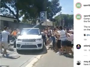 Usai Perpisahan Haru di Camp Nou, Mobil Messi Diserbu Fans Barcelona