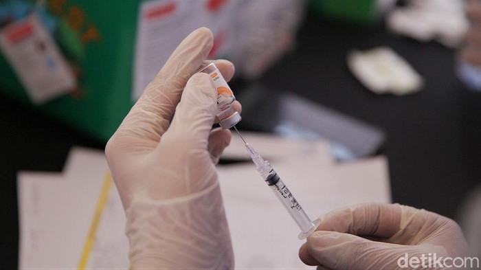 Gubernur Jawa Barat Ridwan Kamil meninjau jalannya vaksinasi COVID-19 untuk pekerja di Karawang. Kegiatan ini digelar untuk percepat tercipatnya herd immunity.